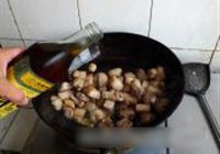 笋菇烧肉的做法 步骤4