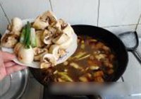 笋菇烧肉的做法 步骤8