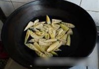 笋菇烧肉的做法 步骤2