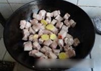 笋菇烧肉的做法 步骤3
