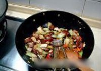 西芹香干炒腊味的做法 步骤7