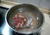 西芹香干炒腊味的做法 步骤3