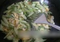 黄瓜炒鸡蛋的做法 步骤3