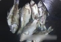 浓汤鲫鱼的做法 步骤2