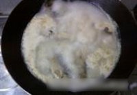 浓汤鲫鱼的做法 步骤5