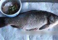 葱烤鲫鱼包肉的做法 步骤2