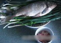 葱烤鲫鱼包肉的做法 步骤1