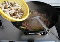 鲜菇炒牛肉的做法 步骤13