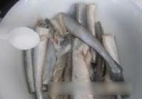 红烧秋刀鱼的做法 步骤2