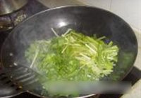 西芹炒腊肠的做法 步骤3