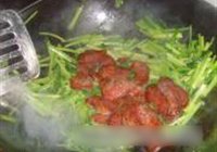 西芹炒腊肠的做法 步骤4