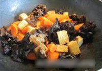 木耳萝卜焖豆腐鱼饼的做法 步骤4