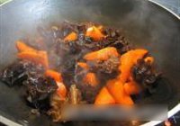 木耳萝卜焖豆腐鱼饼的做法 步骤3
