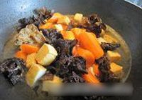 木耳萝卜焖豆腐鱼饼的做法 步骤5