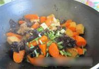 木耳萝卜焖豆腐鱼饼的做法 步骤7