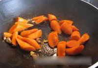 木耳萝卜焖豆腐鱼饼的做法 步骤2