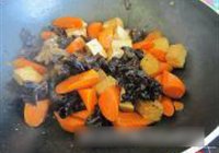 木耳萝卜焖豆腐鱼饼的做法 步骤6