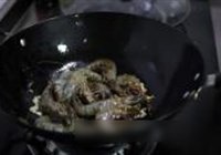 蚝油炒虾的做法 步骤5