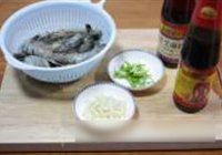 蚝油炒虾的做法 步骤1