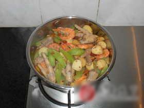 明虾鸡爪煲