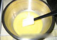 奶蛋双色清炒虾仁的做法 步骤3