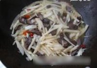 熏牛肉炒萝卜丝的做法 步骤7