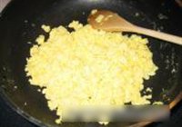 奶蛋双色清炒虾仁的做法 步骤6