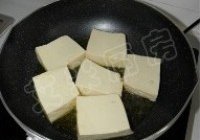 鱼头炖豆腐的做法 步骤3
