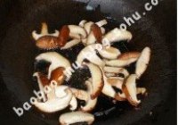 香菇青椒炒松花蛋的做法 步骤9