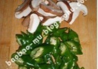 香菇青椒炒松花蛋的做法 步骤2