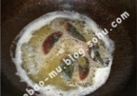 香菇青椒炒松花蛋的做法 步骤6
