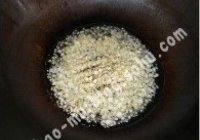 金银蒜粉丝蒸扇贝的做法 步骤3