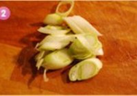 腊肠手撕包菜的做法 步骤2