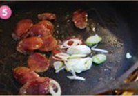 腊肠手撕包菜的做法 步骤5