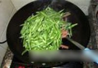 快炒四季豆的做法 步骤5