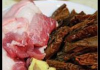 咸黄瓜皮炖肉的做法 步骤2