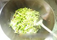 腊肉炒蒜苔的做法 步骤10