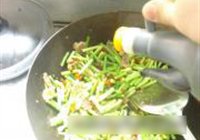 腊肉炒蒜苔的做法 步骤13