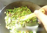 腊肉炒蒜苔的做法 步骤11