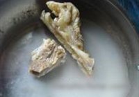 腊肉炒蒜苔的做法 步骤3