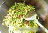 腊肉炒蒜苔的做法 步骤14