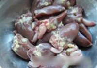 蒜苗炒鸡心的做法 步骤1