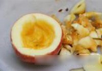 鸡蛋炖苹果的做法 步骤2