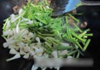 蒜苗炒鸡心的做法 步骤12