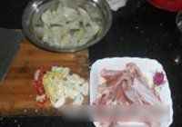 小笋闷鸡翅的做法 步骤2