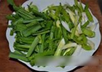 厥菜炒大蒜的做法 步骤3