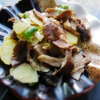 榛蘑土豆片的做法