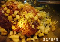 梨汁咸蛋黄蒸肉饼的做法 步骤1