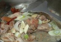 小菇烧鸡腿的做法 步骤5