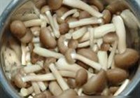 小菇烧鸡腿的做法 步骤2